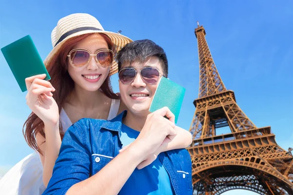 Casal Segurando Passaportes Paris Sorrindo — Fotografia de Stock
