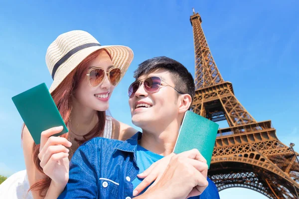 パリでパスポートを保持して 笑顔のカップル — ストック写真