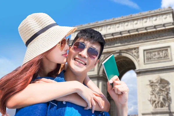 Pareja Con Pasaporte París — Foto de Stock