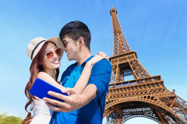 Pareja Viajando París Tomando Selfie Felizmente — Foto de Stock