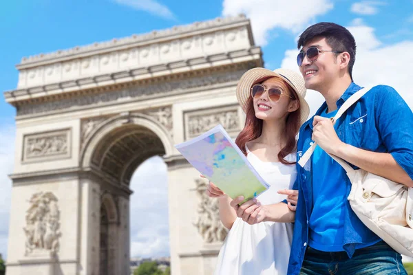 Paar Reizen Naar Parijs Met Arc Triomphe Achtergrond — Stockfoto