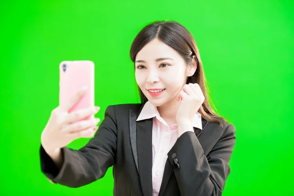 緑の背景に Selfie を喜んで取って実業家 — ストック写真