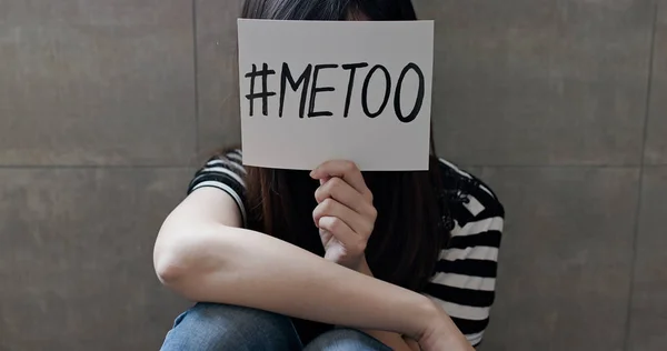 Kobieta Trzyma Mnie Zbyt Billboard Przed Molestowaniem Seksualnym — Zdjęcie stockowe