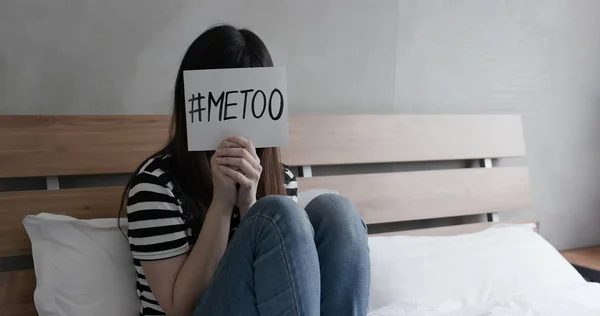 Kobieta Trzyma Mnie Zbyt Billboard Przed Molestowaniem Seksualnym — Zdjęcie stockowe
