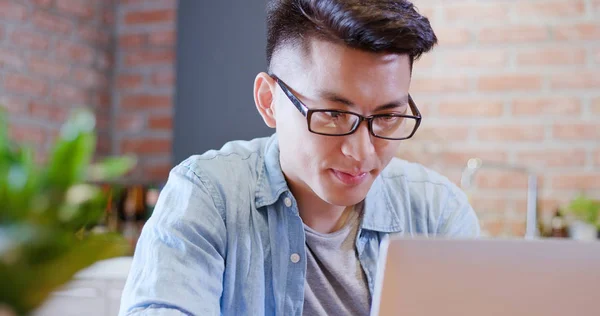 Mann Benutzt Laptop Und Arbeitet Morgens — Stockfoto