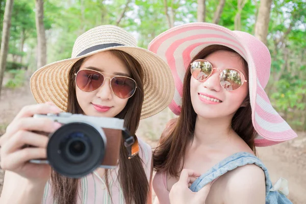 Zwei Schöne Frauen Mit Kamera Wald — Stockfoto