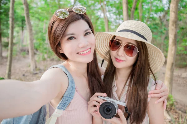 Duas Mulheres Beleza Tomando Selfie Feliz Floresta — Fotografia de Stock