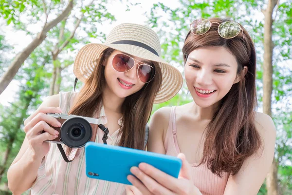Duas Mulheres Beleza Com Câmera Telefone Celular Floresta — Fotografia de Stock