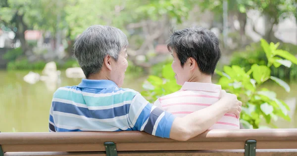 Pareja Ancianos Mirándose Parque —  Fotos de Stock