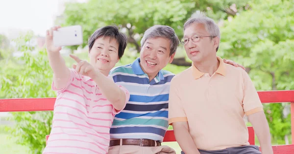 Ancianos Tomando Selfie Felizmente Pabellón — Foto de Stock