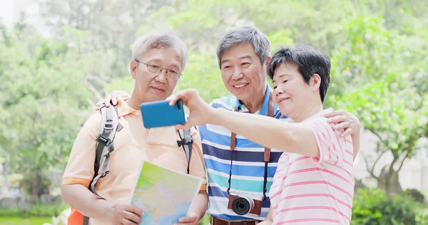 Pessoas Viagens Velhas Tirando Selfie Feliz Parque — Fotografia de Stock