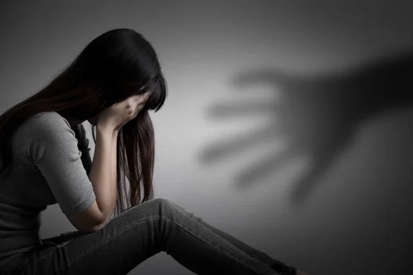 Depressive Frau Auf Dem Boden Sitzend Konzept Der Sexuellen Belästigung — Stockfoto