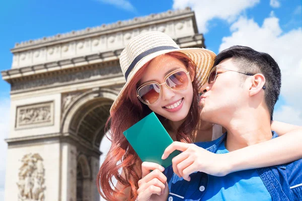 Asiático Pareja Con Pasaporte Viaje — Foto de Stock