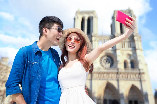 Pareja Turistas Tomando Selfie Felizmente — Foto de Stock