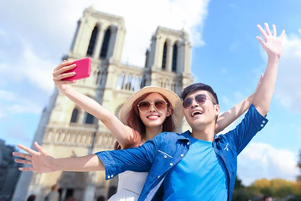 Pareja Turistas Tomando Selfie Felizmente —  Fotos de Stock