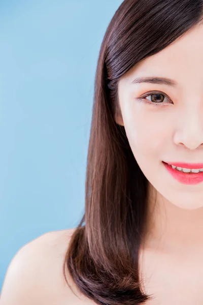 Schönheit Hautpflege Frau Glücklich Lächelnd Auf Dem Blauen Hintergrund — Stockfoto