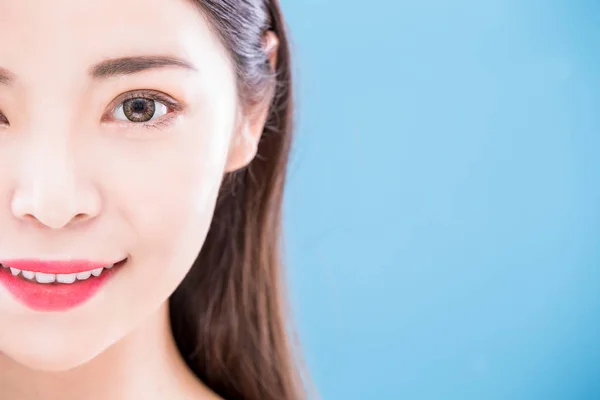 Belleza Cuidado Piel Mujer Sonriendo Felizmente Fondo Azul — Foto de Stock