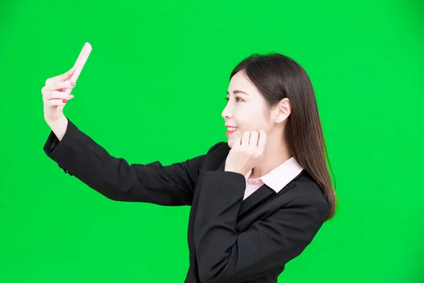 Empresária Tomando Selfie Feliz Fundo Verde — Fotografia de Stock