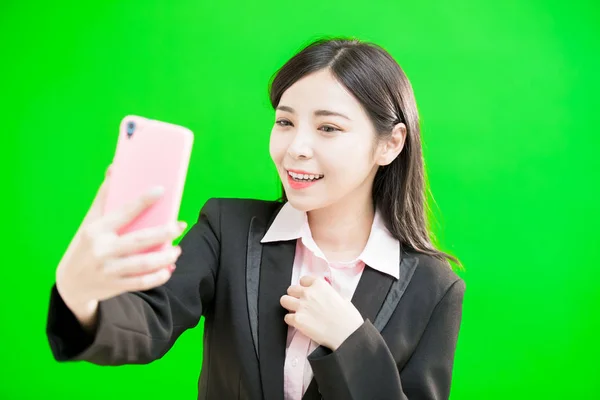 Empresária Tomando Selfie Feliz Fundo Verde — Fotografia de Stock