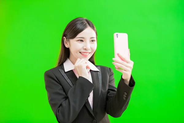 Selfie Mutlu Bir Şekilde Yeşil Arka Plana Alarak Kadını — Stok fotoğraf