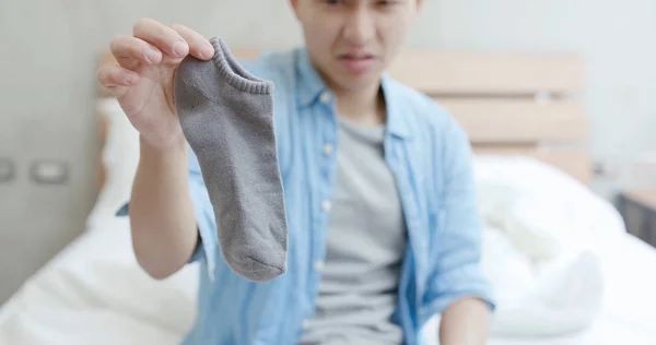 Homme Avec Chaussette Puante Dans Chambre — Photo