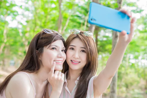 Dos Mujeres Belleza Tomando Selfie Felizmente — Foto de Stock