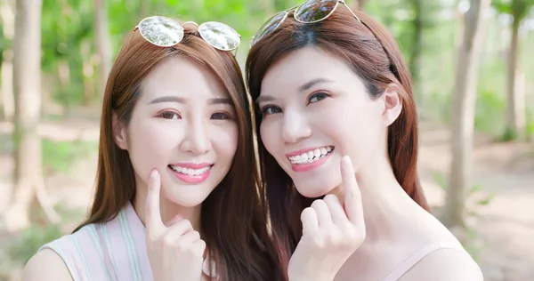 Duas Mulheres Beleza Usam Cinta Retentor Mostrar Seus Dentes — Fotografia de Stock