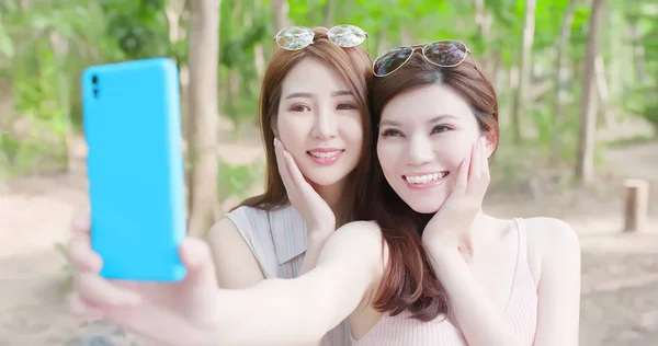 Duas Mulheres Beleza Usando Aparelho Tirando Selfie Feliz — Fotografia de Stock