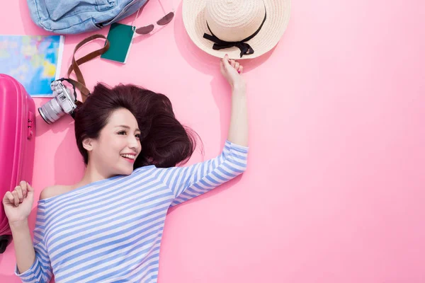 Mulher Viagem Sorrindo Feliz Olhando Algum Lugar Enquanto Deitado Chão — Fotografia de Stock