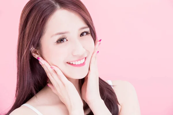 Belleza Cuidado Piel Mujer Sonriendo Fondo Rosa —  Fotos de Stock