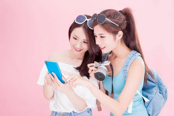 Duas Mulheres Beleza Com Câmera Sorrindo Alegremente Fundo Rosa — Fotografia de Stock