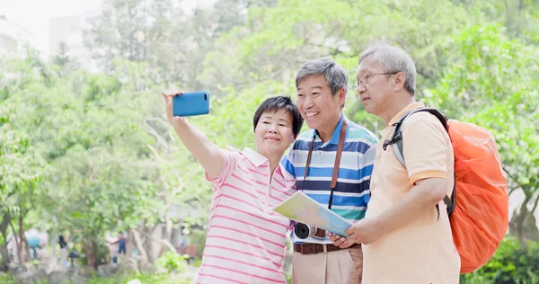 Old Travel People Selfie Happily Park — Stock Photo, Image