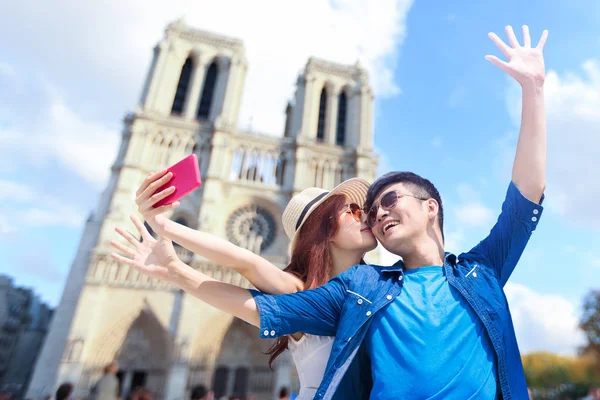 Pareja Viaja París Selfie Felizmente — Foto de Stock