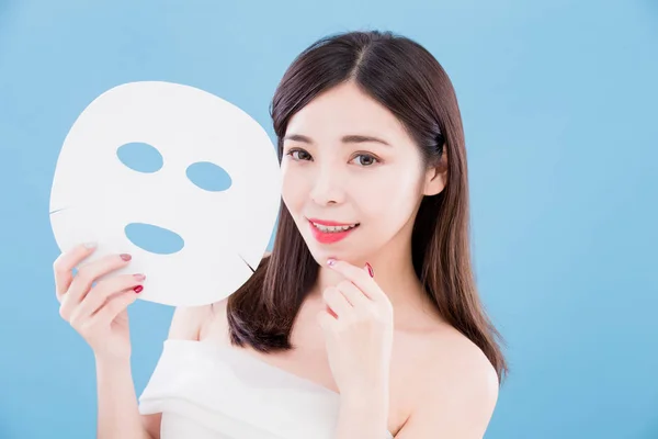 Beauty Huidverzorging Vrouw Nemen Masker Blauwe Achtergrond — Stockfoto