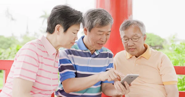 Ancianos Pabellón Usando Teléfono Felizmente —  Fotos de Stock