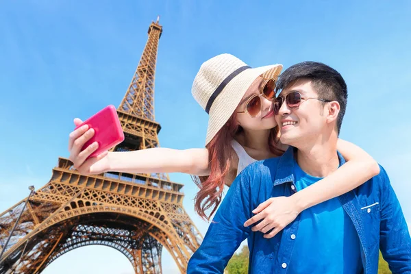 Pareja Viajando París Tomando Selfie Felizmente — Foto de Stock