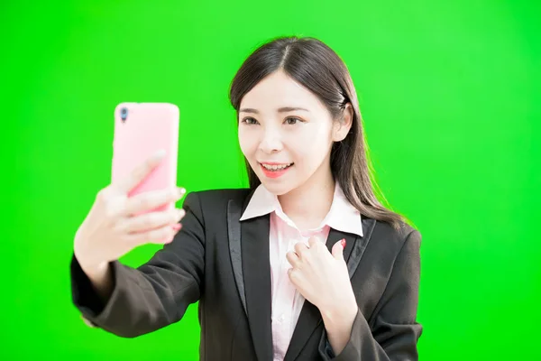 Empresária Tomando Selfie Feliz Fundo Verde — Fotografia de Stock