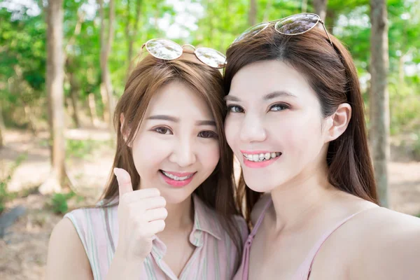 Duas Mulheres Beleza Usando Aparelho Mostrando Polegar Para Cima — Fotografia de Stock