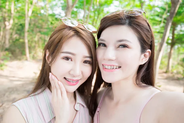 Dwie Kobiety Uroda Noszenie Szelek Zębów Biorąc Selfie Szczęśliwie — Zdjęcie stockowe