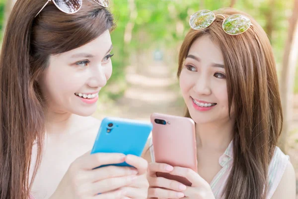 Dvě Ženy Krása Pomocí Telefonů Šťastně — Stock fotografie