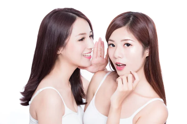 Duas Mulheres Beleza Skincare Falando Alegremente Fundo Branco — Fotografia de Stock