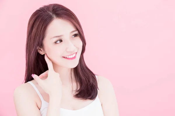 Schönheit Hautpflege Frau Glücklich Lächelnd Auf Dem Rosa Hintergrund — Stockfoto