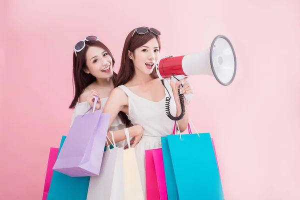 Donne Con Megafono Shopping Bag Sullo Sfondo Rosa — Foto Stock