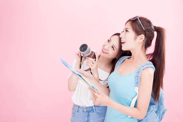 Duas Mulheres Viagem Com Câmera Mapa Fundo Rosa — Fotografia de Stock