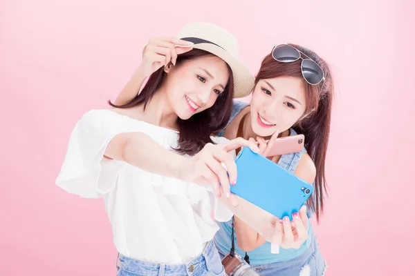 Två Resor Kvinnor Som Tar Selfie Glatt Den Rosa Bakgrunden — Stockfoto