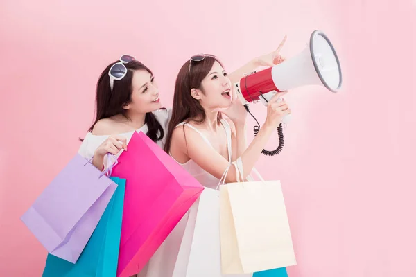 Dwie Kobiety Uroda Megafon Torby Zakupy Różowym Tle — Zdjęcie stockowe