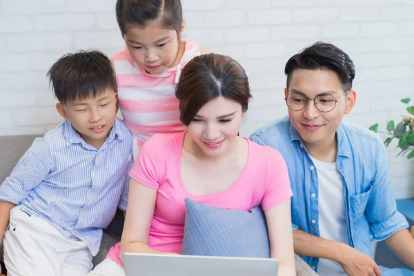 Glücklich Familie Auf Sofa Mit Notizbuch Hause — Stockfoto