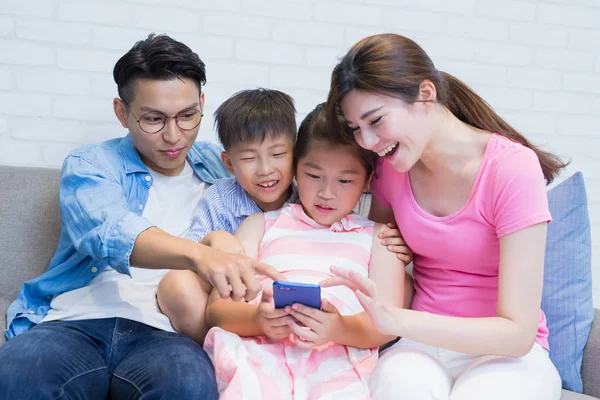 Famille Utilisant Téléphone Regarder Film Heureusement Maison — Photo