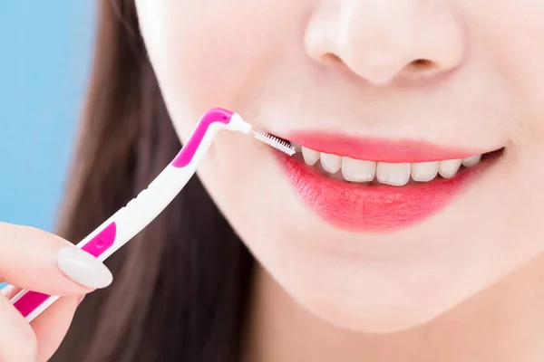 Primer Plano Mujer Sosteniendo Cepillo Interdental —  Fotos de Stock