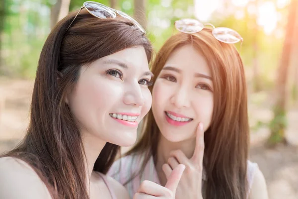 Duas Mulheres Beleza Vestindo Aparelho Para Dentes Tomando Selfie Feliz — Fotografia de Stock